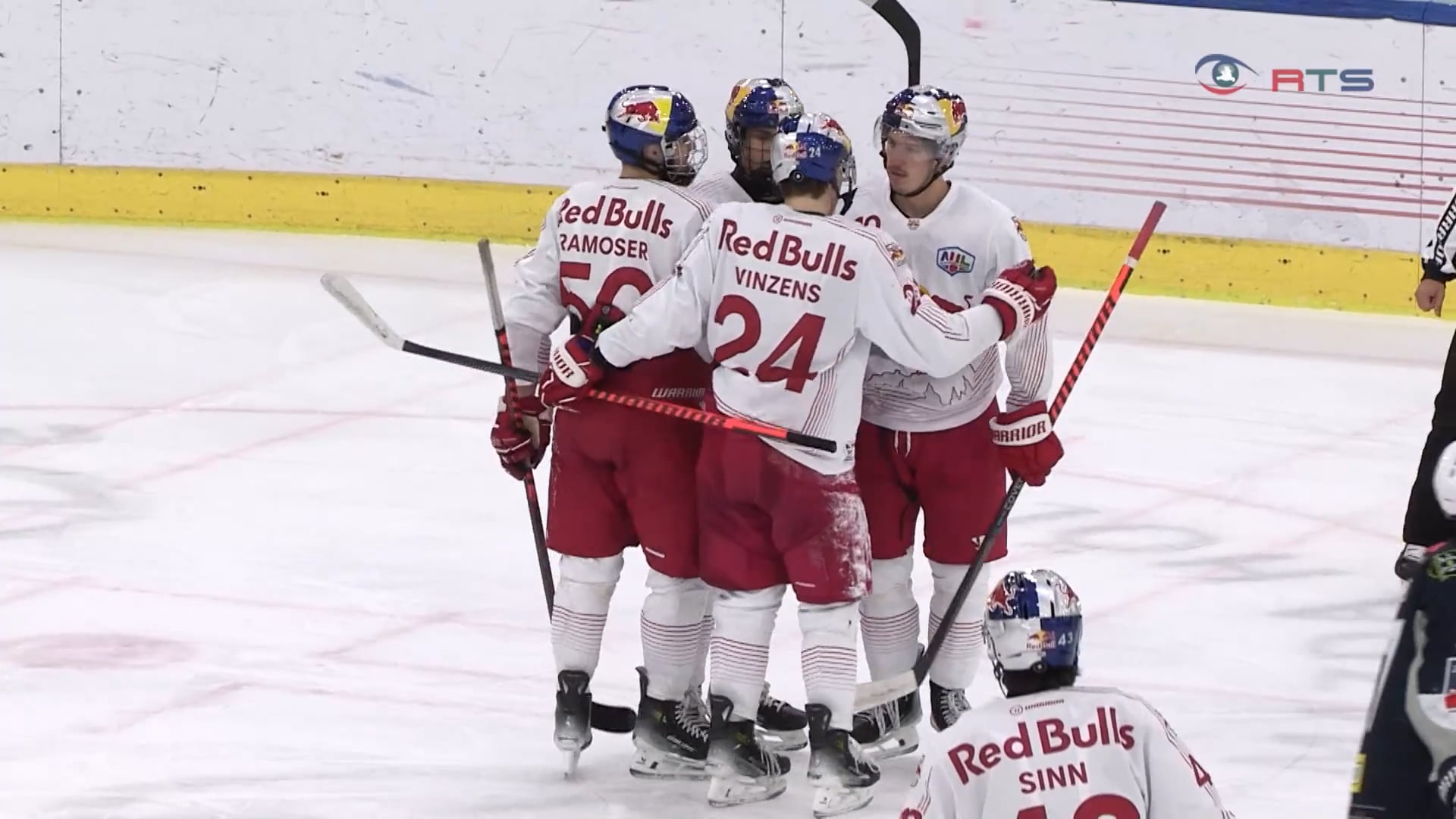 red-bull-hockey-juniors-feiern-den-7-sieg-in-serie