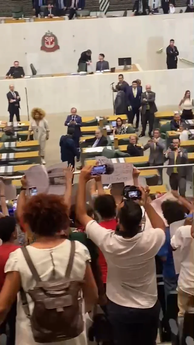 Vídeo: votação da Sabesp tem troca de empurrões e gritaria na Alesp