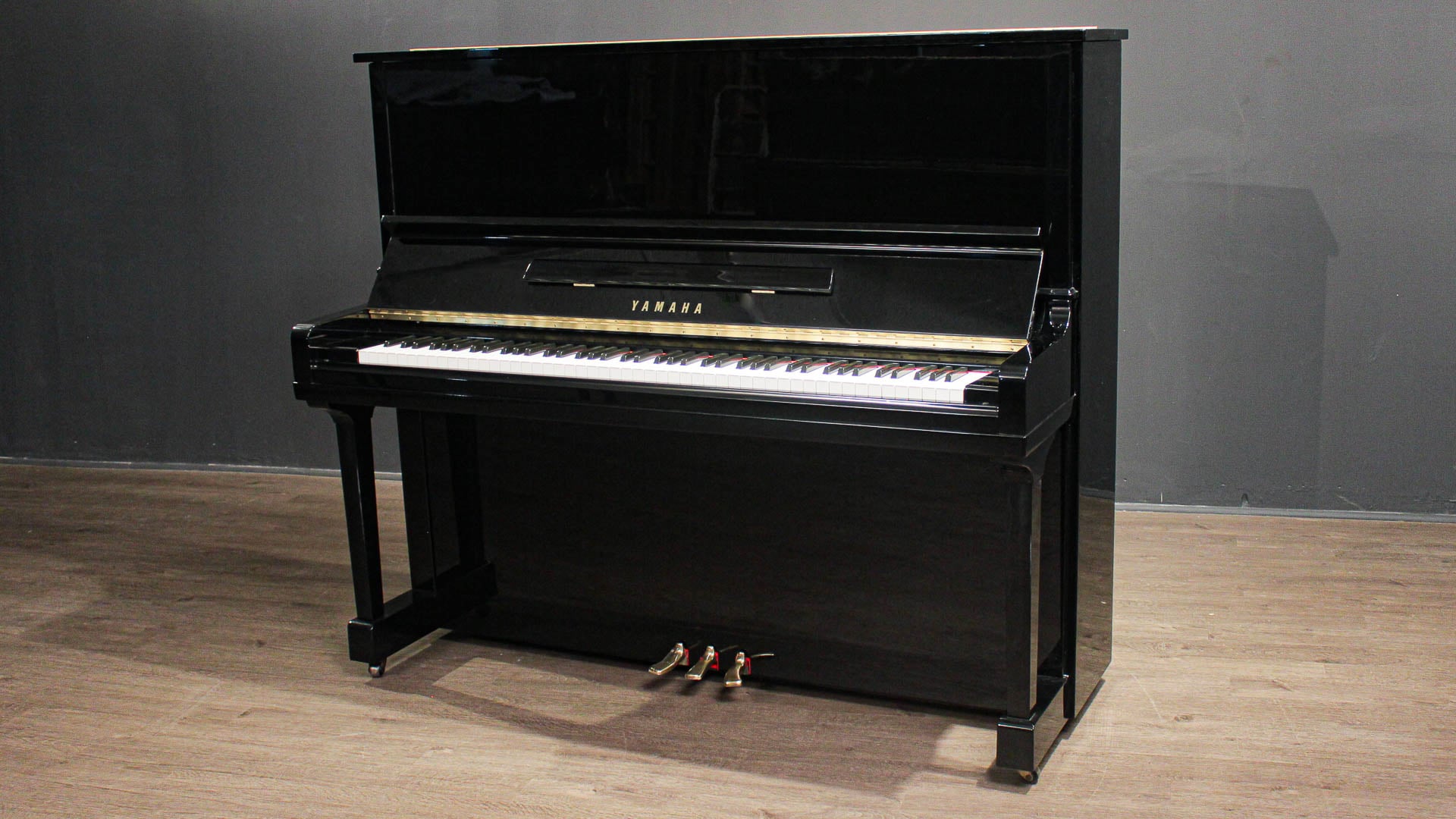 YAMAHA U30. Gloss Black upright piano