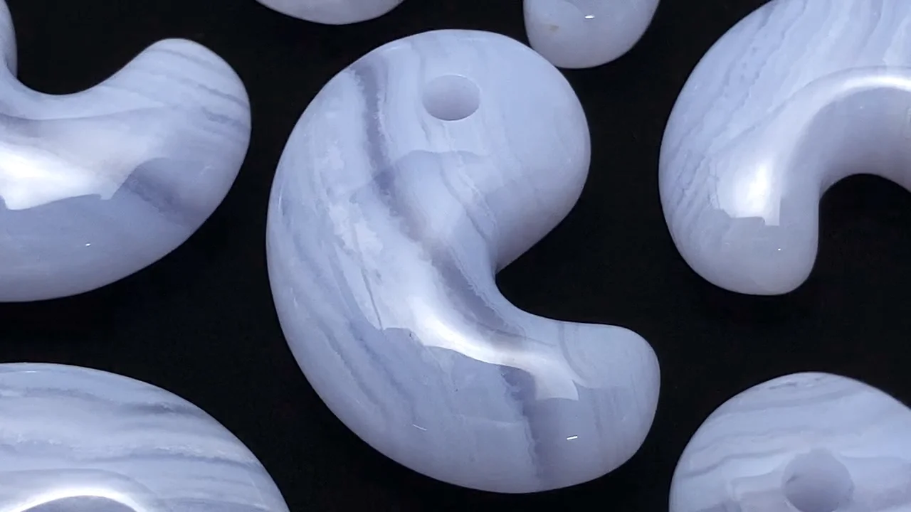 ブルーレース 勾玉 30×20mm 1個｜天然石ビーズの卸問屋・通販