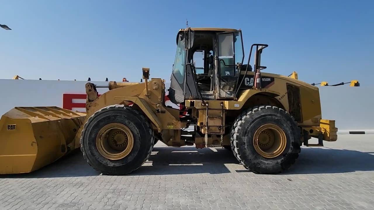 Caterpillar 950H Wheeled Loader Abu Dhabi December 2023 on Vimeo