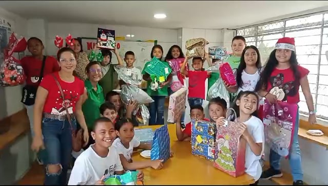 ¡Una sonrisa en navidad para los niños de la institución Luis Alberto Rosales!