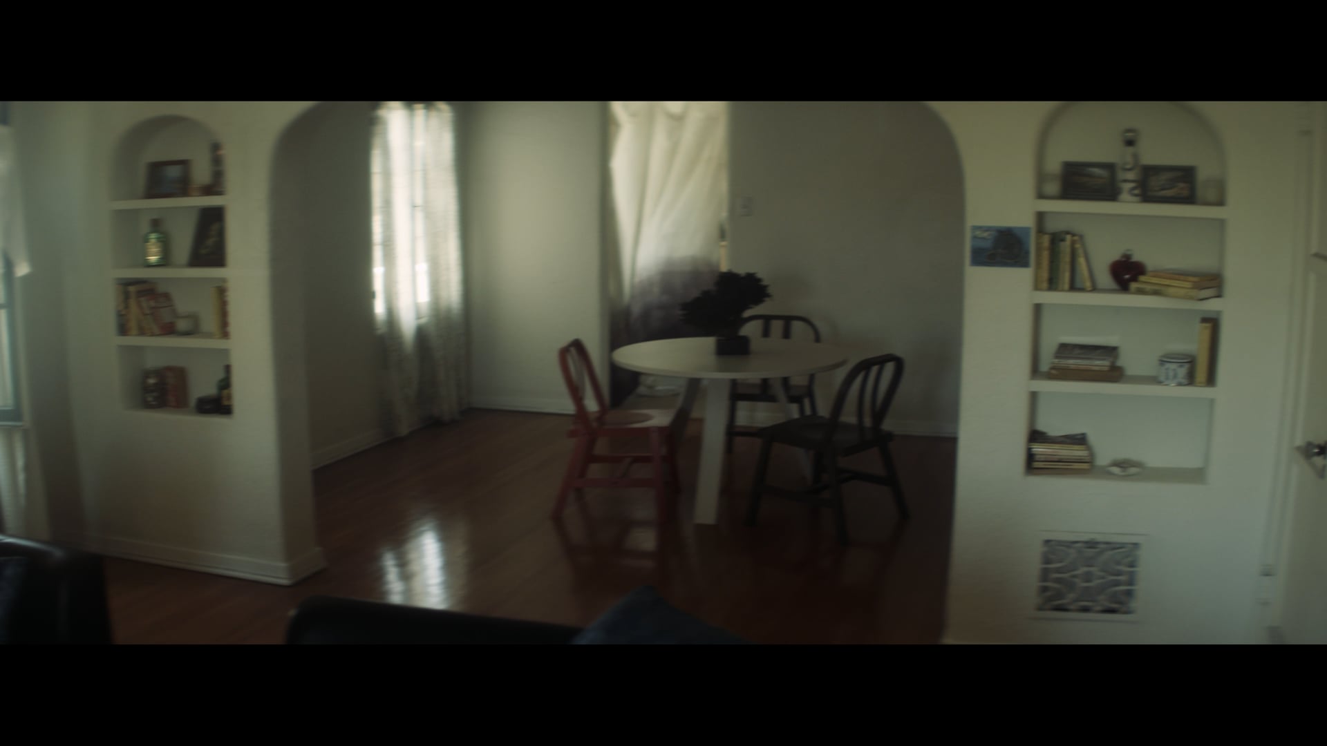 THE LOOKING GLASS - JESS Giallo Short Film
