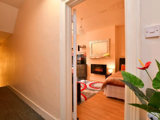 Modern Fully Furnished Studio Flat-in Central Hove Main Photo