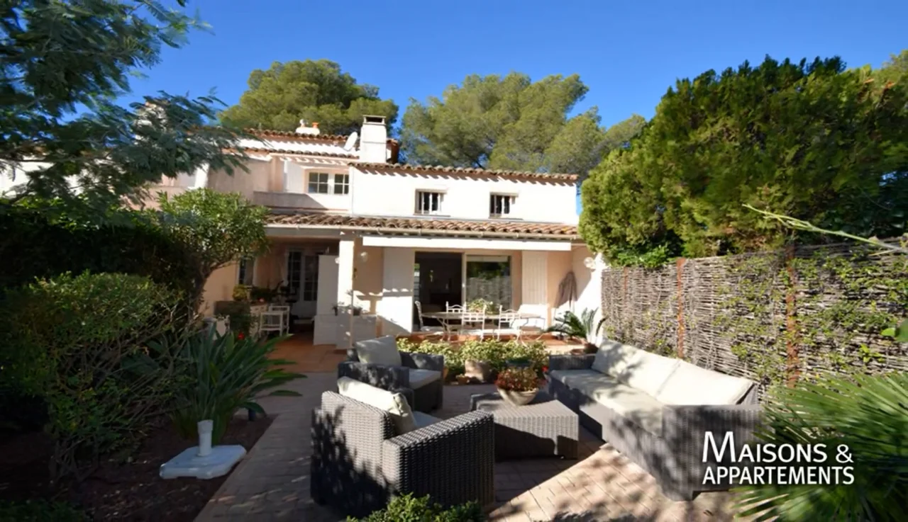 SAINT-RAPHAËL - MAISON À VENDRE - 495 000 € - 95 m² - 4 pièces on Vimeo