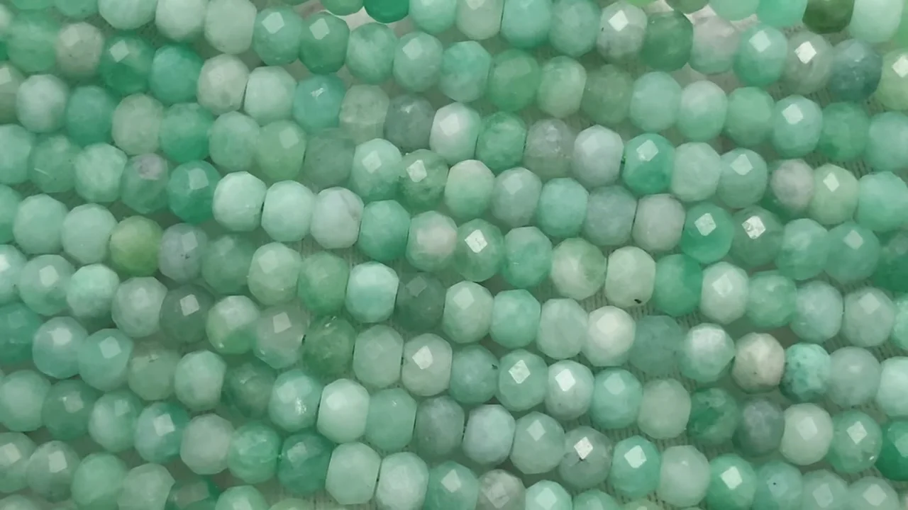 ブラジル産エメラルドAAA- ボタンカット4×4×3mm 半連/1連｜天然石