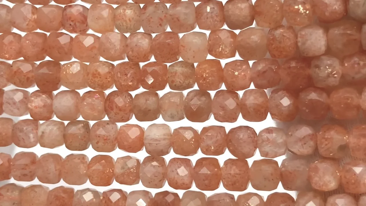 サンストーン（産地・タンザニア） キューブカット4.5×4.5×4.5mm 1連