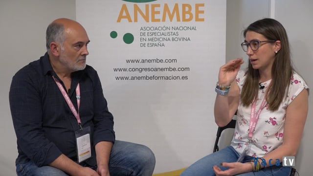 Los investigadores Ramiro Fouz y Liliana Fadul conversan sobre el rendimiento de los animales en granjas robotizadas
