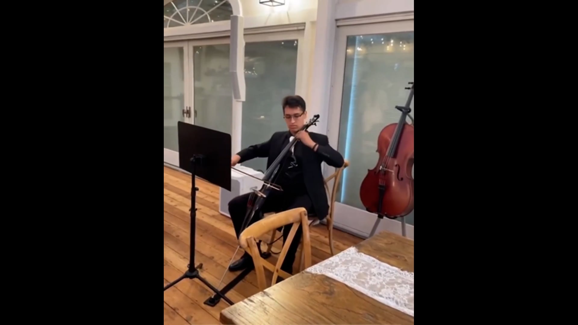 Promotional video thumbnail 1 for Davhinc - Electric Cellist