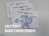 Leufgens selfmailer mit aufgeklebter Warenprobe, Sachets aufspenden.