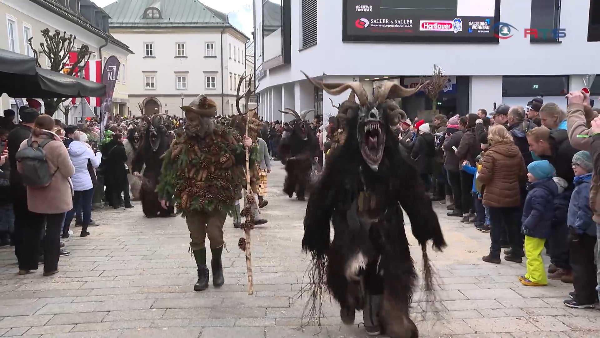 perchtenlauf-bischofshofen-dhochgruendecker-schaffen-platz-fuer-das-gute-und-schoene