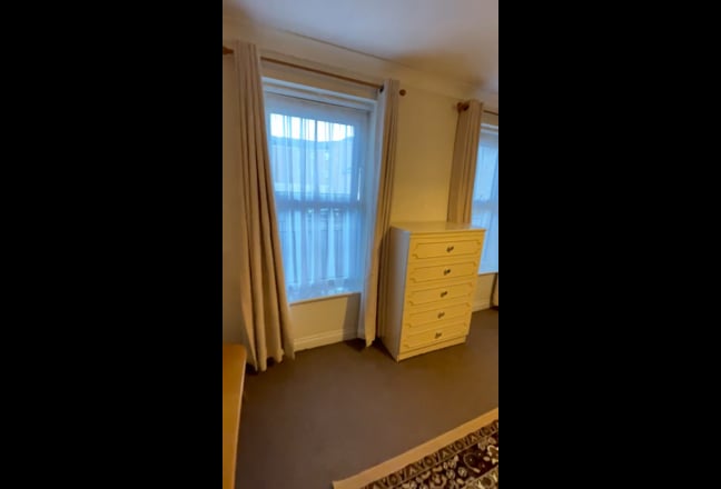 Spacious double and single rooms available now! Main Photo