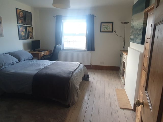 Double room in a friendly spacious home. Main Photo
