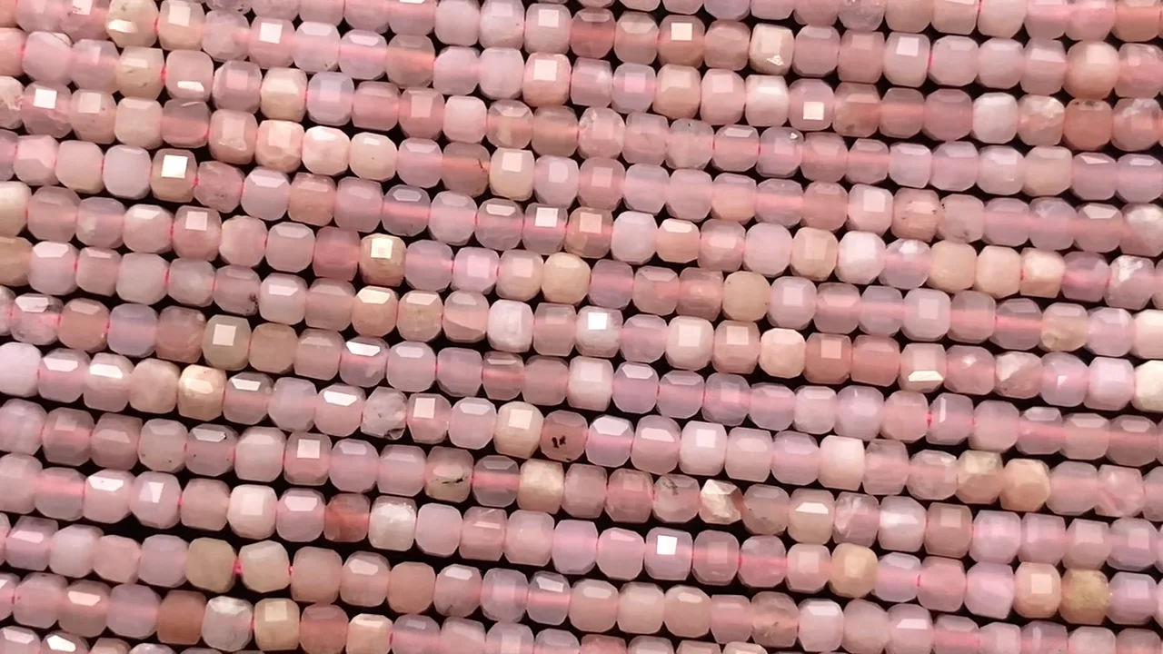 ピンクオパール キューブカット2×2×2mm 1連｜天然石ビーズの卸問屋