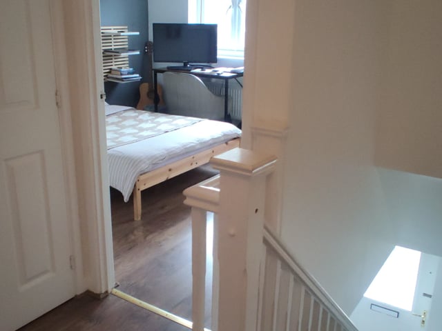 Large double room in 2 bedroom house Main Photo