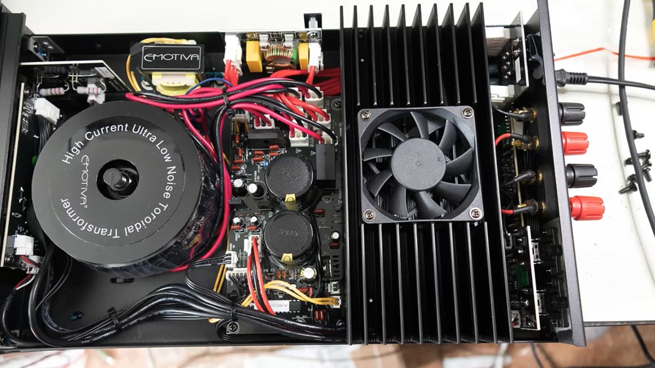Stabilizator de tensiune linear pentru amplificatoare audio