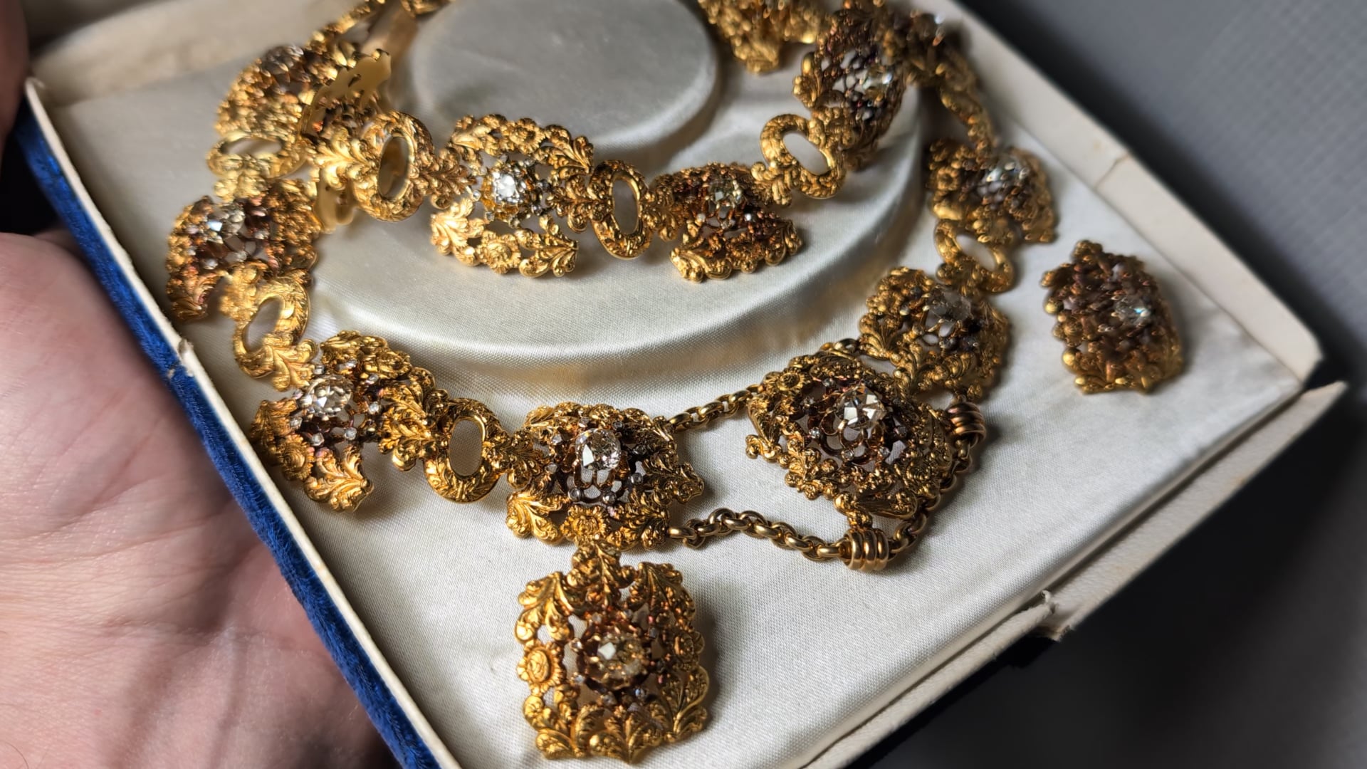 【現品限り】Mario Buccellati ジュエリー 宝飾品作品集 カタログ MARIO BUCCELLATI | EMERALD AND DIAMOND RING | Fine Jewels