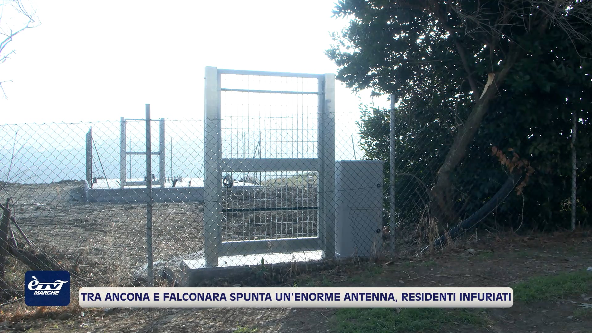 Tra Ancona e Falconara spunta un'enorme antenna, residenti infuriati - VIDEO