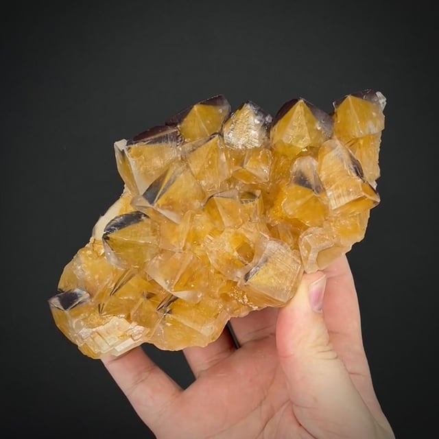 Calcite with Hematite phantoms and inclusions