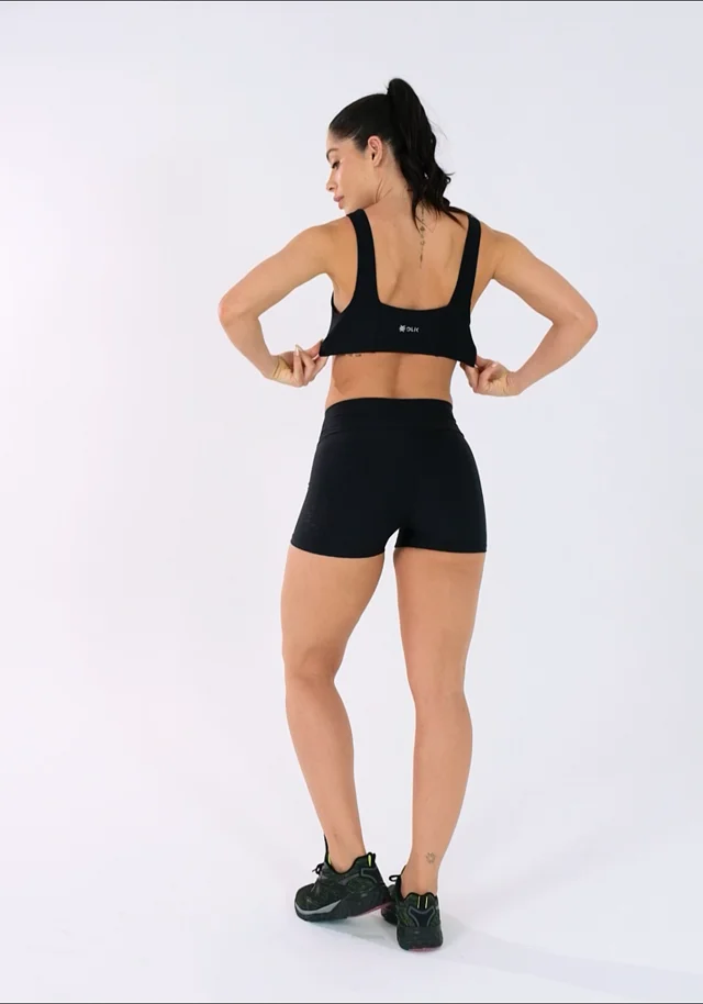 Top fitness feminino preto com recortes e decote reto