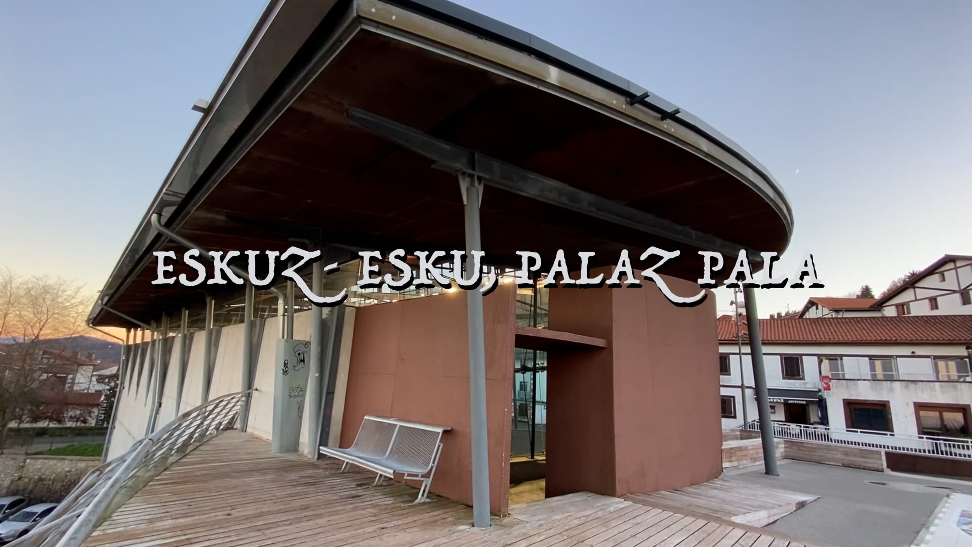 eskuz- esku, palaz- pala