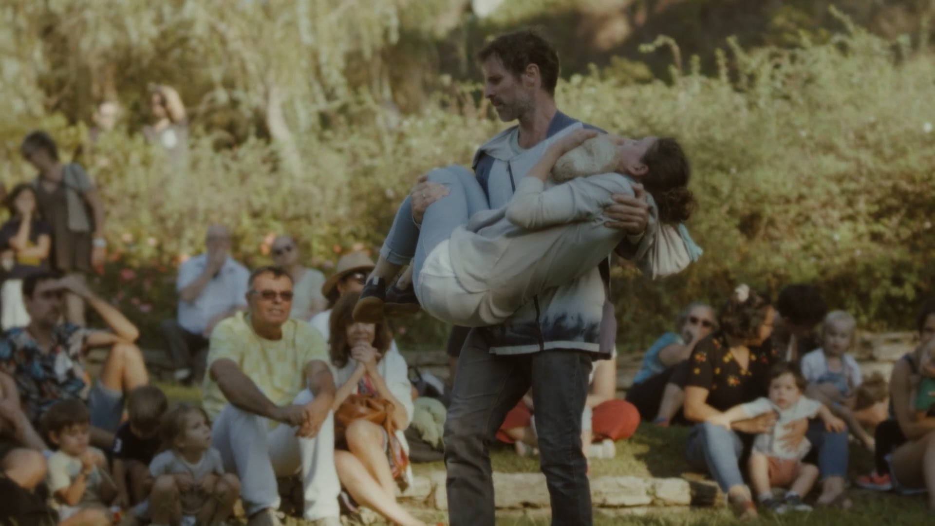 La piedra de madera // Cia "eia" Teaser