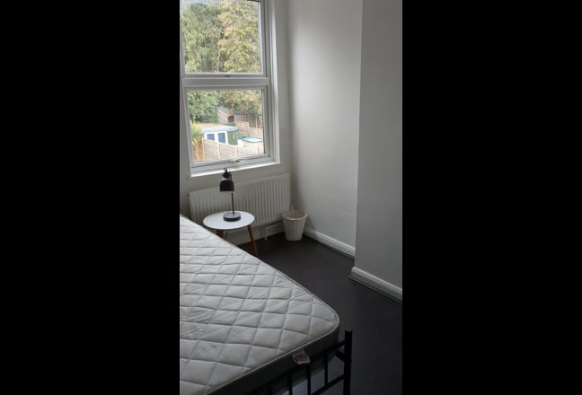 Double room in clean non smoking home  Main Photo