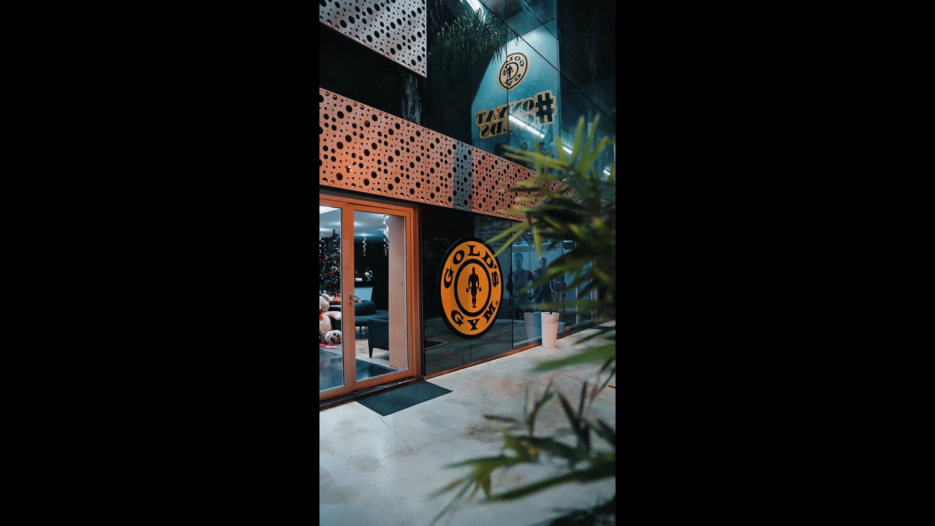 GOLD'S GYM 1
