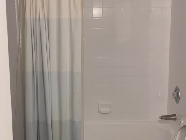 Spacious Room and full private bathroom  Main Photo