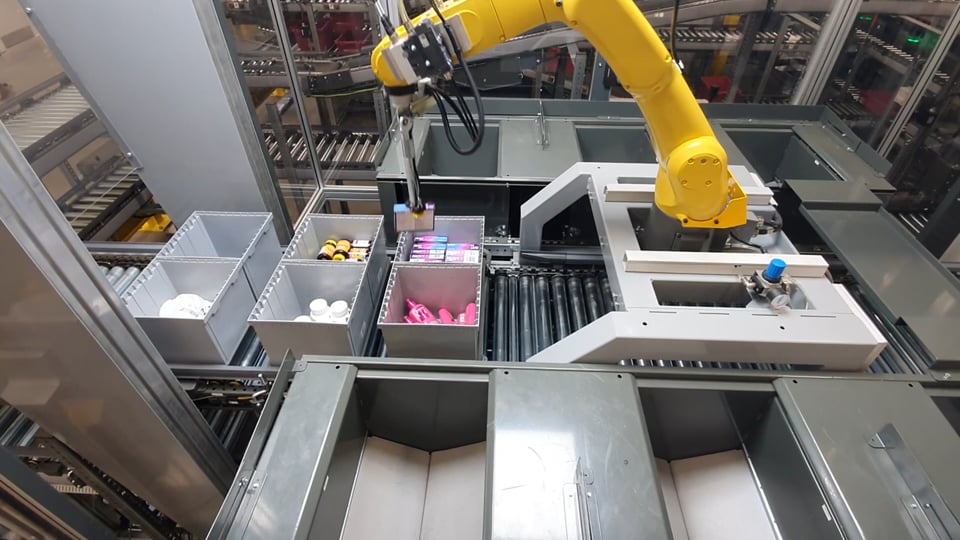 AI-powered goods-to-person robot picking pharmacuetical products