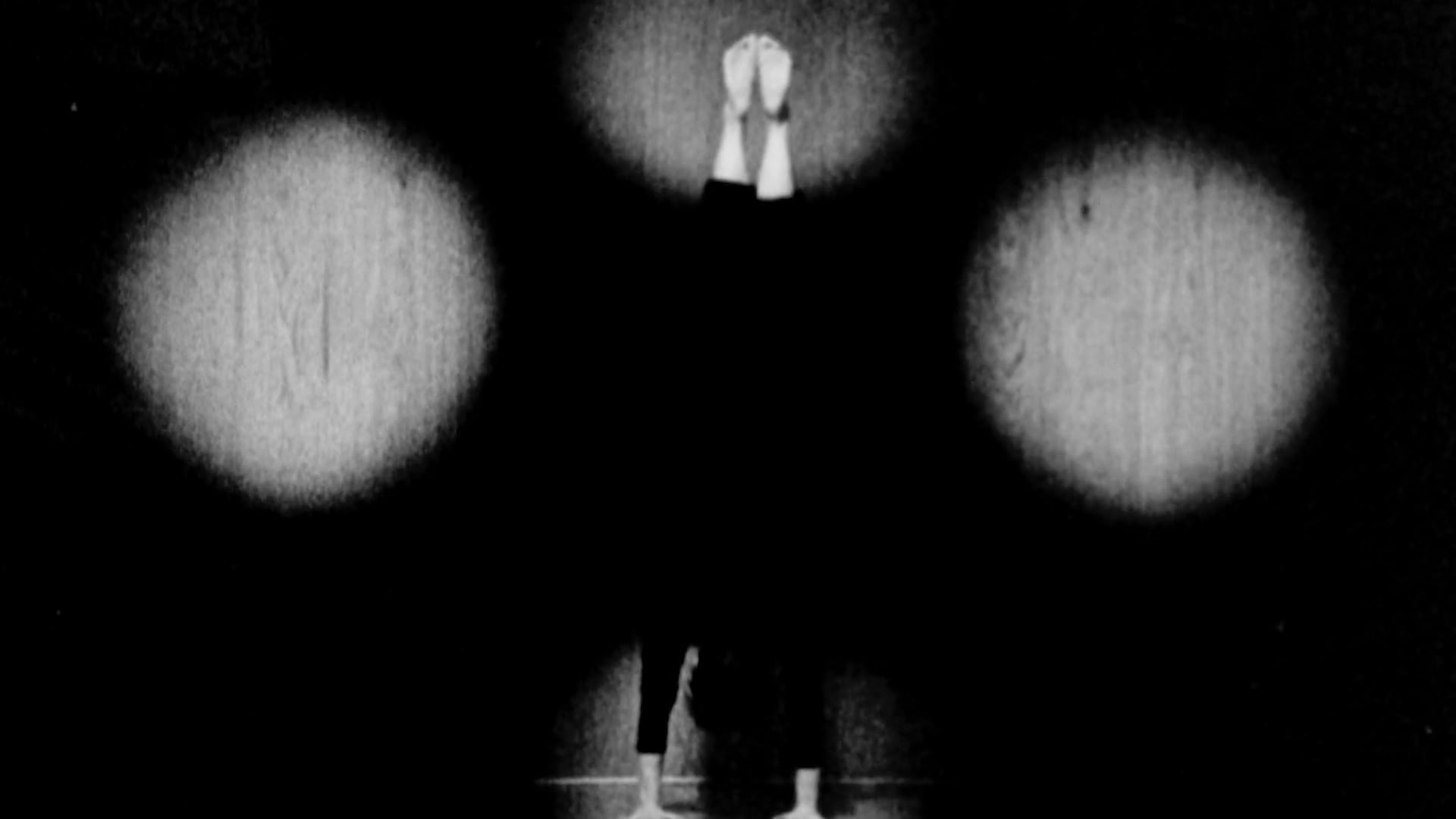 逆立ち逆立ち : If pinholes were right side up, I would be doing handstands