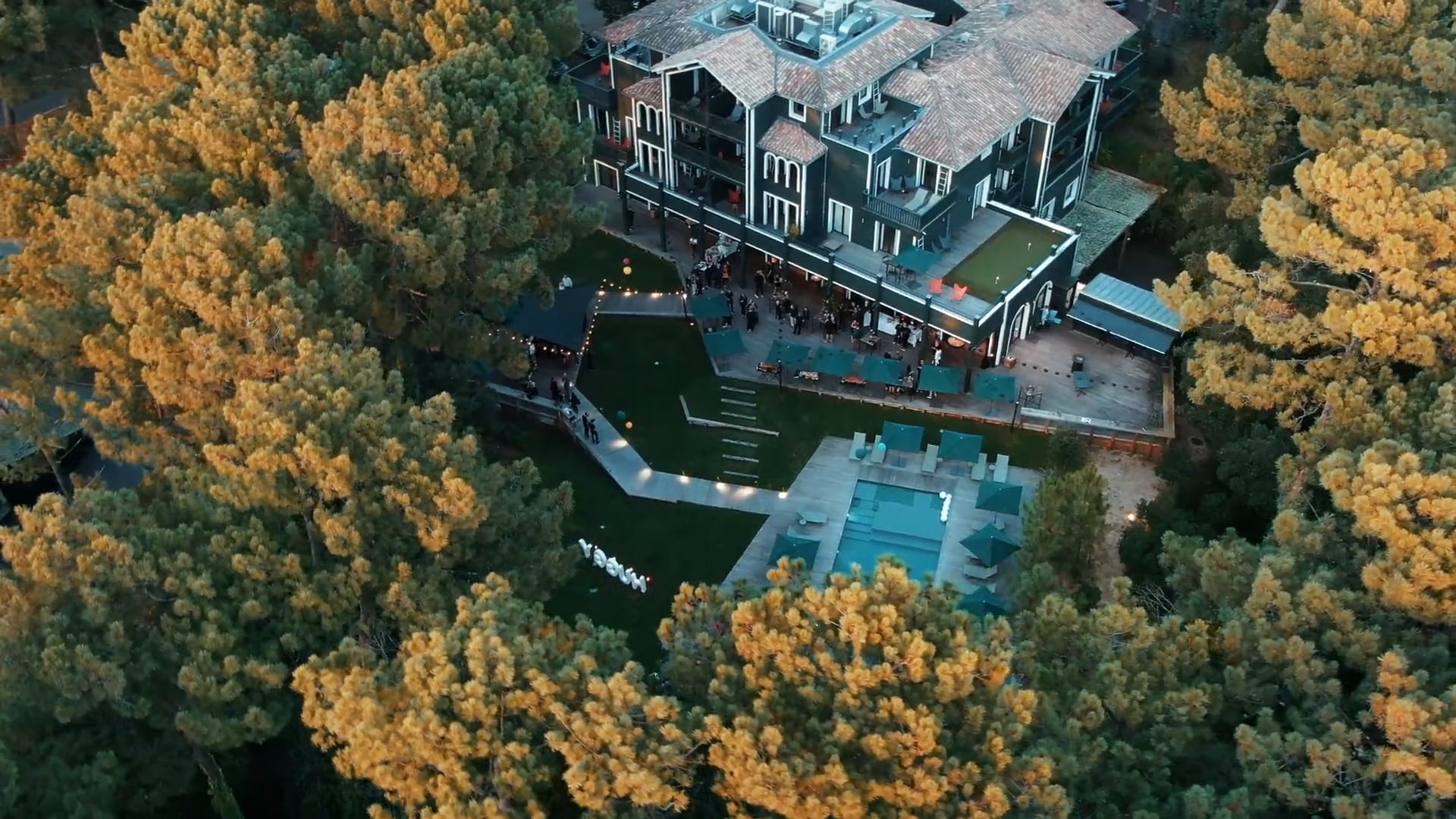 < Film événementiel > HUGGY