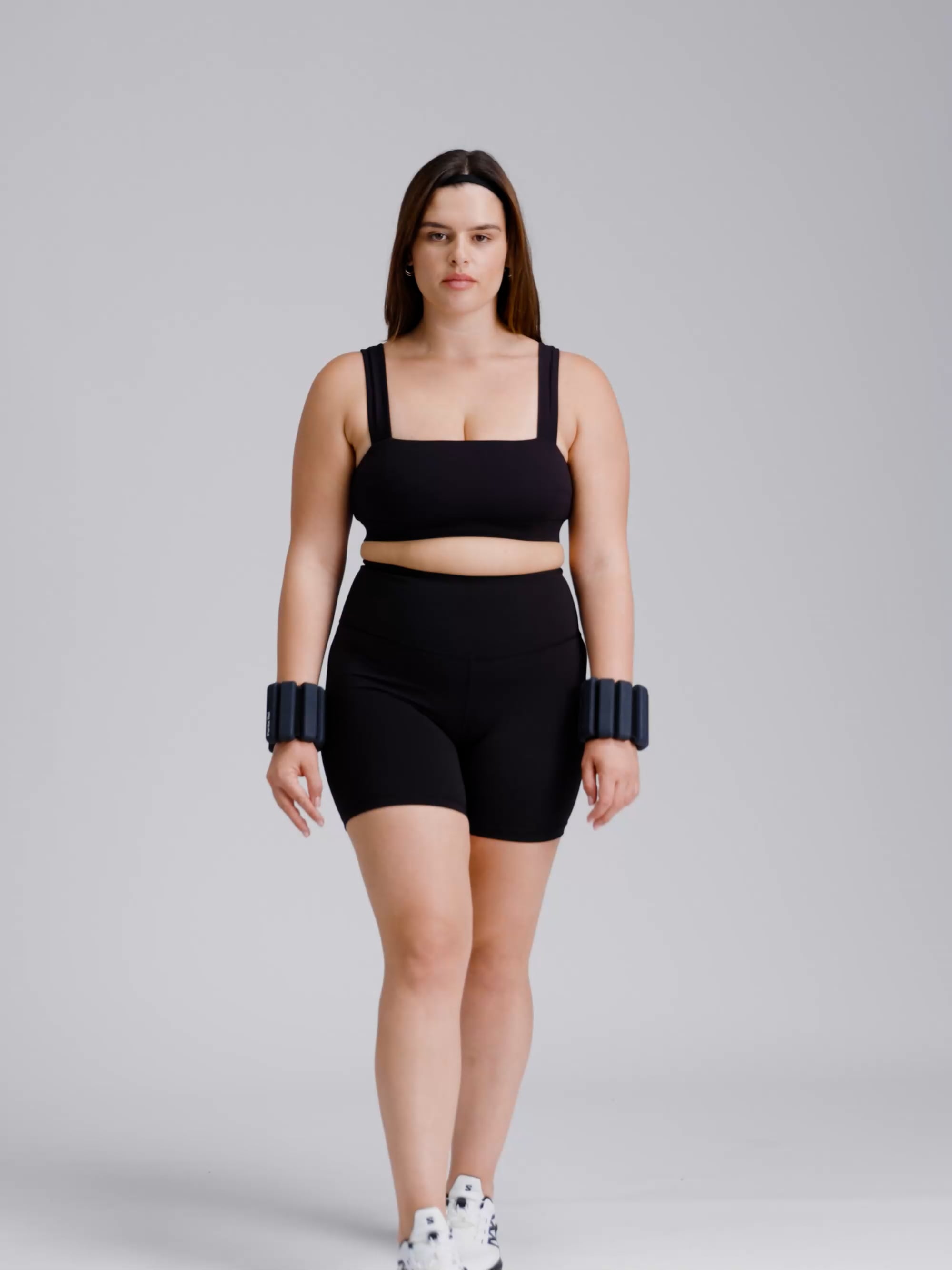 חזיית ספורט עם מחשוף ישר מבד nero