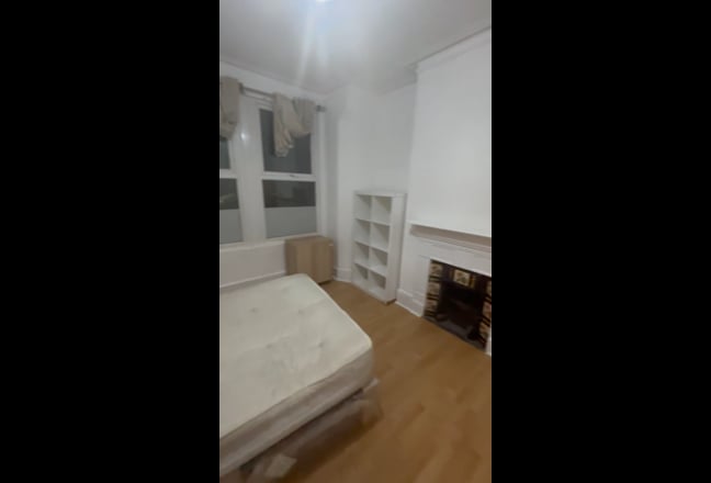Dbl Room with exclusive use of it's bath & kitchen Main Photo