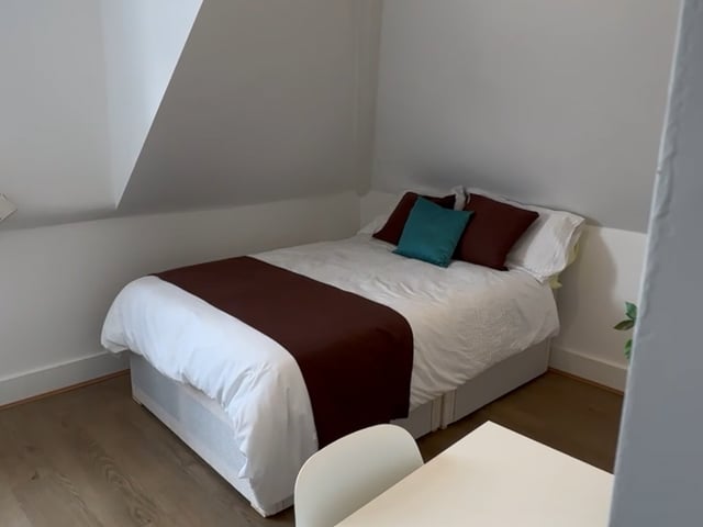 Spacious Room Available In Surbiton - BILLS INC Main Photo