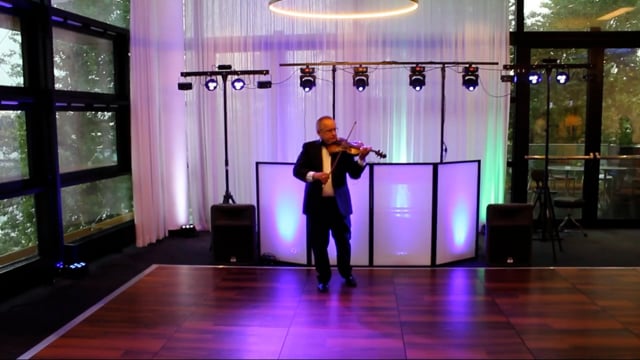 Skrzypek grający do DJ-a