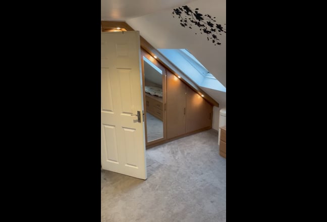 Hayes - Very large & luxurious Loft en-suite room Main Photo