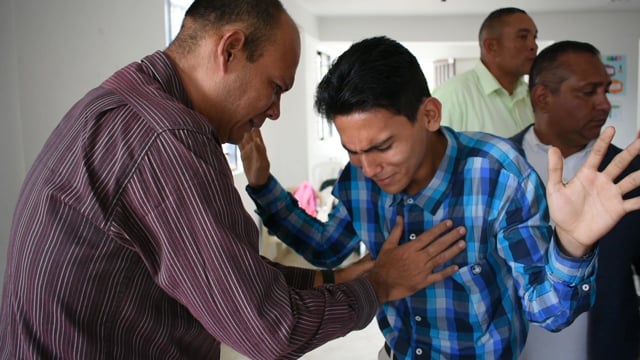 Venezolanos en Medellín encuentran ayuda material y esperanza espiritual