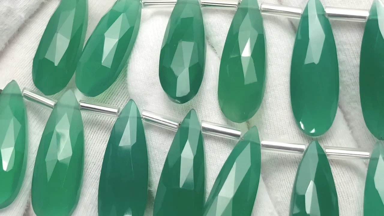 １着でも送料無料 グリーンオニキス 縦長ペアシェイプ ブリオレットカット24×8mm 1 ピアス
