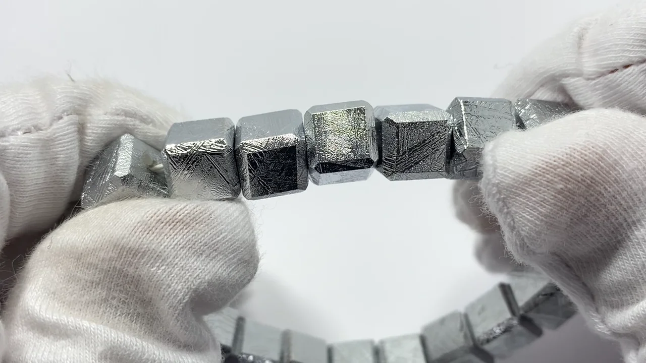 メテオライト(ムオニナルスタ隕石) キューブ8×8×8mm 1連(ブレスレット 