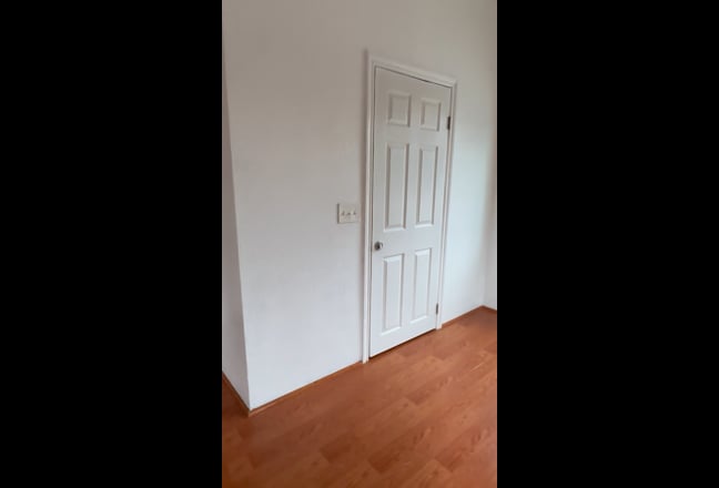 Private entrance, large upstairs bedroom Main Photo