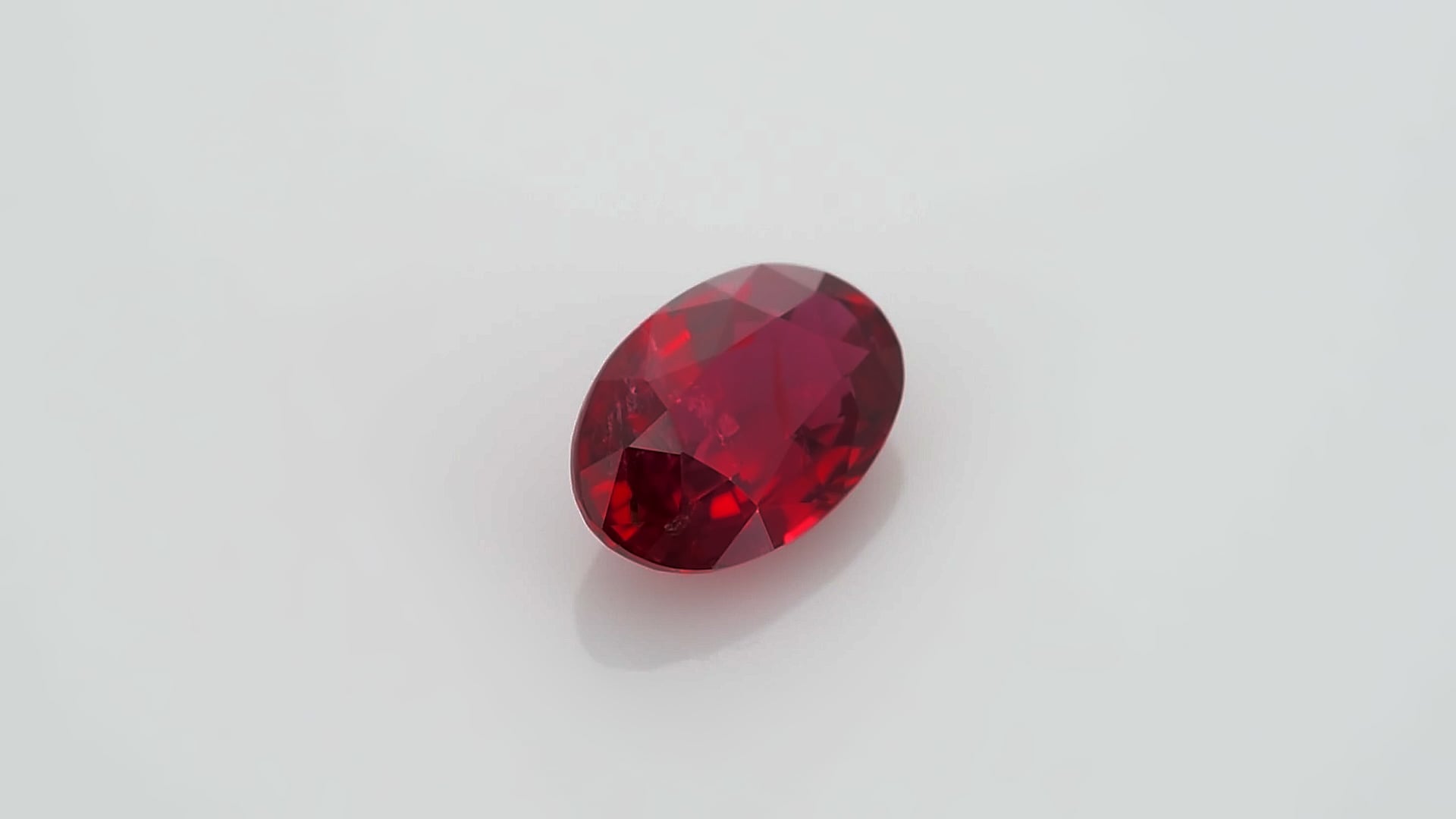 Rubis rouge du Mozambique non chauffé de 1,15 carat avec rapport GIA / JupiterGem - En vente sur France
