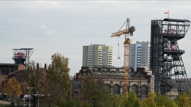 Кран сложился пополам на стройке в Китае: видео