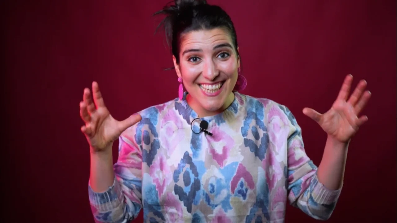 Catarina Valente de braços abertos, a apresentar o vídeo de boas-vindas