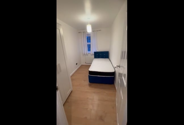 Professional Male seeks an Ensuite room PO30 1UD Main Photo