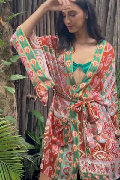 Video: Short Kimono Lulia