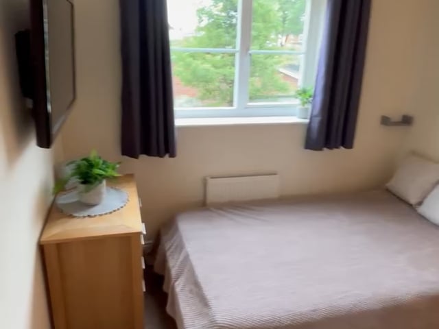 Double en-suite room in a professional houseshare  Main Photo