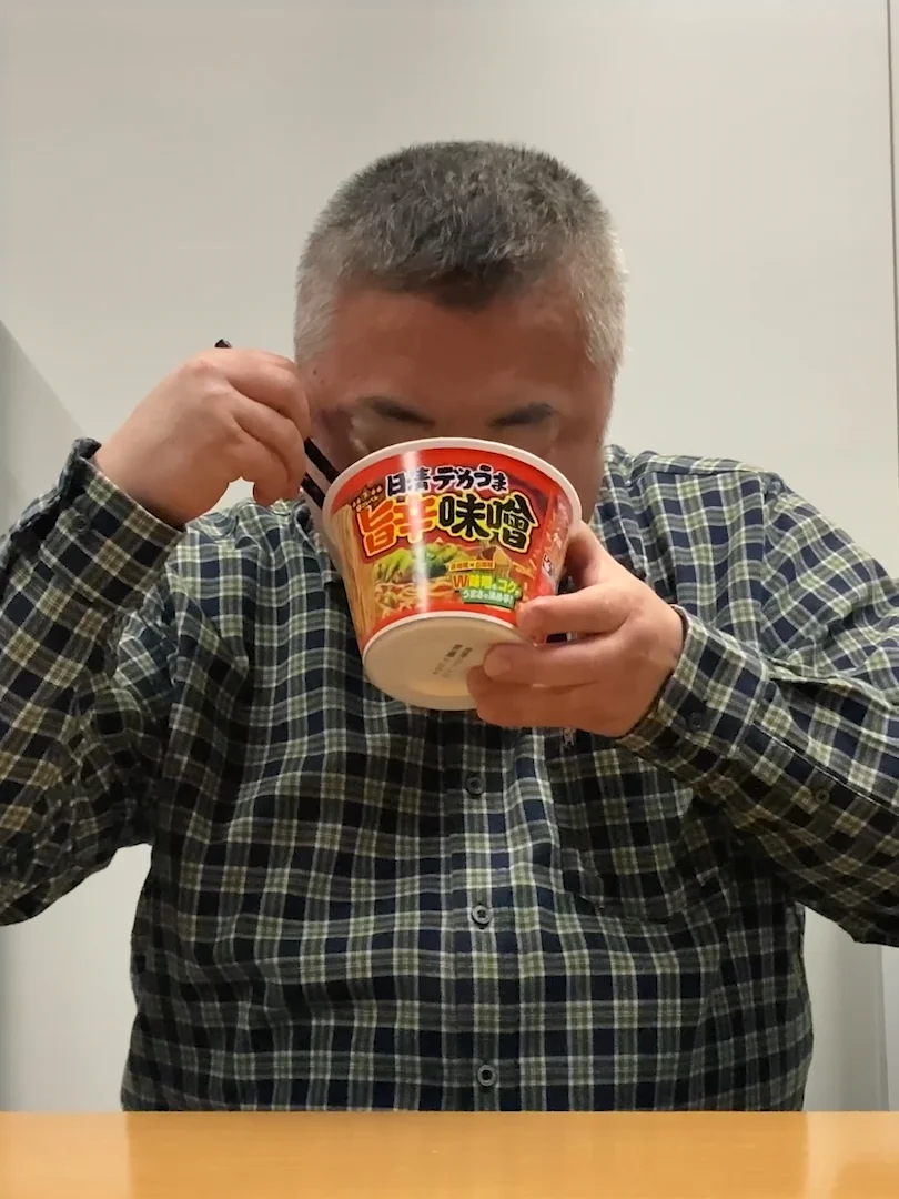 日清デカうま 旨辛味噌 | 日清食品グループ