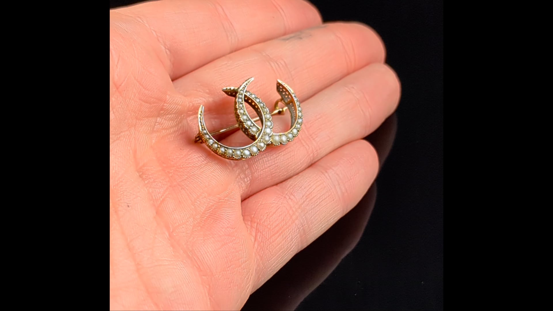 Broche Antique En Or Jaune - Forme Croissant De Lune Avec Grenat - Occasion