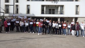 Treballadors i usuaris de la piscina demanen la regularització  dels llocs de treball